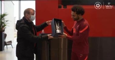 مشجع ليفربول لـ محمد صلاح: أنت الأعظم فى العالم.. فيديو
