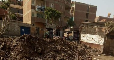 قرية كفر عطا الله يشكون من مخلفات تطهير الصرف فى الشارع.. ومحافظ القليوبية يرد