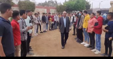 كلاكيت ثاني مرة.. ممر شرفى لسكرتير مدرسة ثانوية ببنى سويف لخروجه لسن المعاش