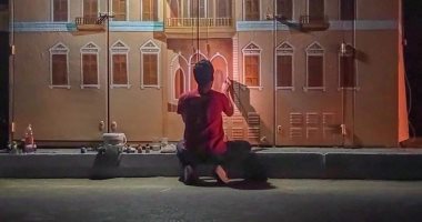 فنان صعيدى يرسم قصورا تاريخية ومنازل مميزة على أكشاك كهرباء بكورنيش الأقصر