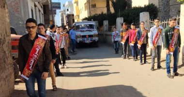 لمسة وفاء لطلاب الأزهر.. تلاميذ معهد بنى عبيد يشيعون جنازة معلمهم بممر شرفى