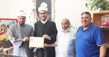 وكيل المنطقة الأزهرية بالإسكندرية يكرم الطالب المثالى للمرحلة الثانوية