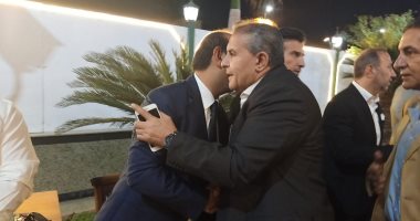 طاهر أبو زيد ودياب وأشرف زكى فى عزاء والد وليد العطار.. صور