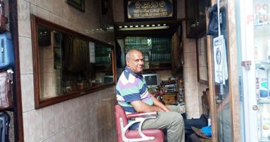 "محمد نجم وسيد زيان كانوا بيلمعوا جزمهم هنا".. قصة محل مسح أحذية بالإسكندرية عمره 70 سنة ولسه شغال.. يحتفظ بتراثه القديم وكراسى الزبائن المتحركة.. وأجانب تأتى خصيصًا لالتقاط صور تذكارية بالمكان.. فيديو وصور