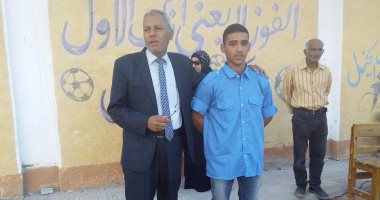 الطالب الأمين.. صلاح عثر على هاتف محمول وأعاده لصاحبه والمدرسة تكرمه