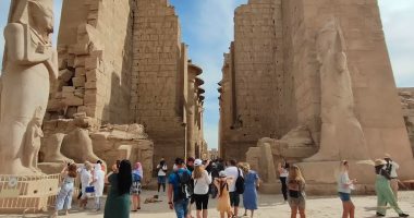 صورة اليوم.. السحب الشتوية تداعب قلوب السائحين فى معابد الكرنك