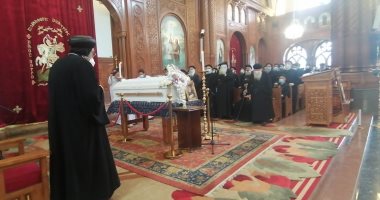 قيادات كنسية ولفيف من القساوسة يشهدون صلاة الجنازة على راعى مارجرجس بالفيوم