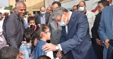 محافظ المنيا يسلم عددا من الحقائب المدرسية المتكاملة لطلاب مدارس التربية الخاصة