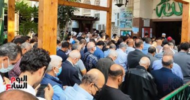 جاذبية سرى.. أحباب الفنانة الرائدة يودعونها فى مسجد مصطفى محمود