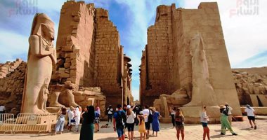 سحر الطقس والسحب المميزة بالسماء يجذب آلاف السياح من حول العالم بمعابد الكرنك