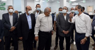 رئيس الوزراء يتفقد مكتب بريد الخارجة بالوادى الجديد