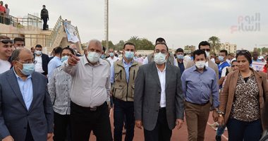 رئيس الوزراء من الوادى الجديد: توجيهات من الرئيس السيسى للحكومة بعدم ترك أى جزء فى مصر دون تنفيذ مشروعات خدمية وتنموية.. ويشدد على الإسراع فى تحويل المادة الخام إلى خيوط حرير لاستخدامها فى مختلف الصناعات