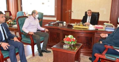 محافظ سوهاج يلتقى مدير شئون مجلس النواب بالشركة القابضة لمياه الشرب