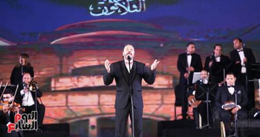 علي الحجار يفتتح حفل مهرجان الموسيقى العربية بأغنية "المال والبنون"