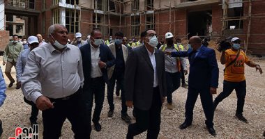 الحكومة فى الوادى الجديد.. مدبولى و 9 وزراء ورؤساء لجان بـ"النواب" يتفقدون المشروعات التنموية والخدمية بالمحافظة.. افتتاح قاعة كبار الزوار بمطار الخارجة.. ورئيس الوزراء يغرس فسيلة نخيل في حديقة 30 يونيو