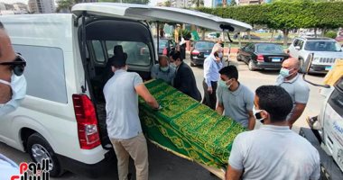 وصول جثمان الفنانة جاذبية سرى إلى مسجد مصطفى محمود استعدادا لجنازتها.. صور
