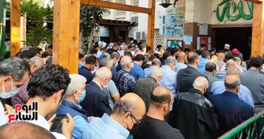 جاذبية سرى ..  فنانون تشكيليون وتلاميذ الفنانة يودعونها فى مسجد مصطفى محمود .. فيديو 