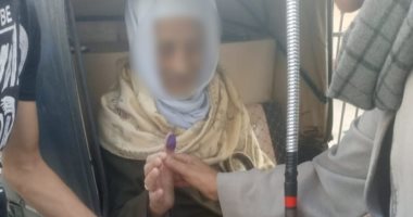 مسن يبلغ من العمر 83 عاما يحصل على لقاح كورونا.. ووكيلة صحة سوهاج تشكره