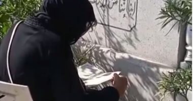 بوسى شلبى تحيى ذكرى رحيل محمود عبد العزيز الخامسة بقراءة القرآن أمام قبره