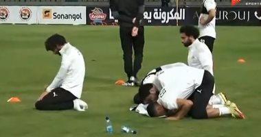 الننى يرفع أذان صلاة الجمعة للمنتخب قبل مواجهة أنجولا 
