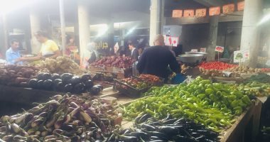 الطماطم والبصل والباذنجان بـ 5 جنيهات.. جولة فى سوق الخضروات بالإسماعيلية.. لايف وصور