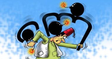 كاريكاتير اليوم.. المواطن اللبناني يحمل البلاد على عاتقه