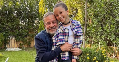 يوم مع جدو.. شريف منير فى فوتوسيشن "حب ولعب وضحك" مع حفيدته لارا.. صور