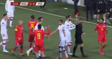 صاحب أسوأ حظ... طرد لاعب أندورا فى مواجهة بولندا بعد مرور 21 ثانية "فيديو"
