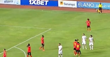 شاهد الجمهور يقتحم ملعب مباراة مصر وأنجولا من أجل محمد صلاح للمرة الثالثة