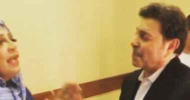 معجبة عربية تهدى هانى شاكر زهورا قبل حفله بالأوبرا: جيت مخصوص عشان أشوفك.. فيديو