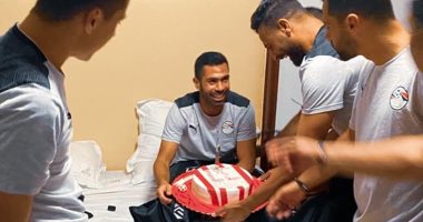 لاعبو منتخب مصر يحتفلون بعيد ميلاد أحمد فتحى فى أنجولا.. صور