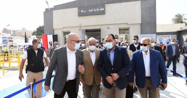 رئيس الوزراء يتفقد محطة رفع مياه الصرف الصحى ومركز السيطرة بالسويس 