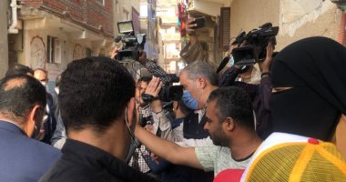 مواطنة لـ رئيس الوزراء:"ربنا يرضى عليكم ويخليكم زى ما بتعمروا السويس والبلد"