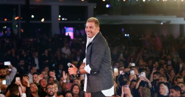 عمرو دياب يتألق فى حفل بالتجمع.. والجمهور يتفاعل مع "أنت الحظ"