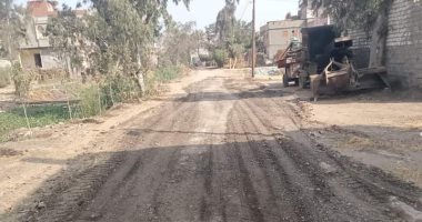 حملات لتسوية ومسح وترميم الطرق بقرى ومدن محافظة كفر الشيخ.. صور
