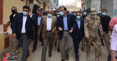 رئيس الوزراء يجرى حوارا فى شوارع قرية عامر مع الأهالى .. صور