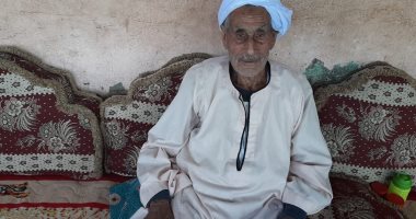 عمره 100سنة ولسة بيزرع وبيغني.. الحاج عبد الرحمن اتجوز 3 ودفن 12 ابنا.. لايف