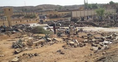 أهالى أسوان ينقذون مقابر الشلال من مياه الأمطار