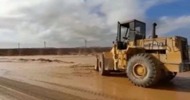 محافظ قنا ومدير الأمن يتابعان تصريف مياه السيول بطريق "قنا – الاقصر"