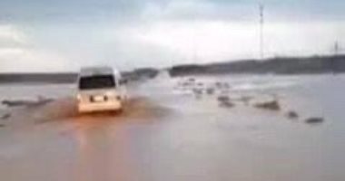 سيول بطريق القصير بمرسى علم ناتجة عن تجمع مياه الأمطار بالأودية الجبلية