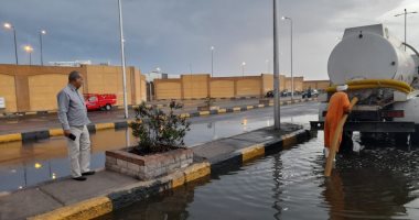 رئيس مدينة سفاجا يتابع إزالة آثار الأمطار ويؤكد على فتح جميع الطرق .. صور