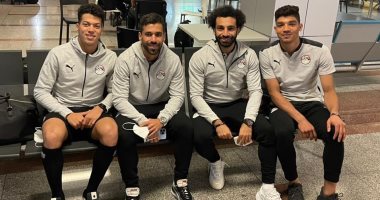 صلاح مع عبد الله السعيد ومحمد صبحى وإمام عاشور بعد عودة المنتخب من أنجولا