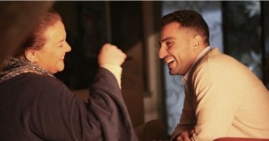 ابتسامة دلال عبد العزيز تملأ وجهها فى كواليس "فرق خبرة" قبل رحيلها.. صور