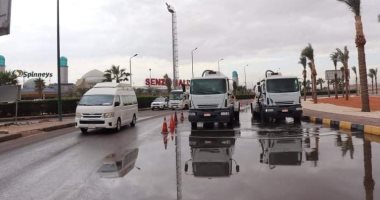  مياه الشرب بالبحر الأحمر تسحب تجمعات الأمطار وتواصل إعلان حالة الطوارئ.. صور
