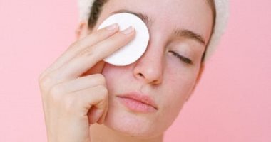 مش محتاجة ميكب ريموفر.. 5 طرق طبيعية لإزالة المكياج من بشرتك
