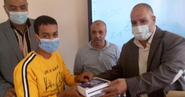 قوص التعليمية بقنا تبدأ تسليم التابلت التعليمى لطلاب الأول الثانوى