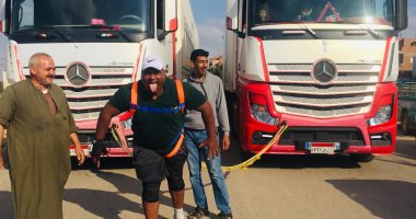 المصارع أشرف كابونجا يستعد لسحب 3 سيارات لتحطيم الأرقام القياسية.. صور 