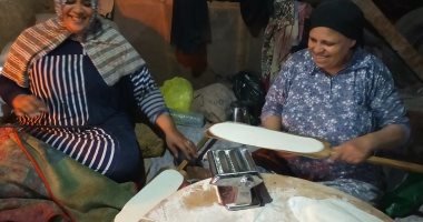 أم آية و4 ستات بيعملوا أحلى عيش فلاحى فى الغربية.. 10 سنين ومكملين.. لايف وصور