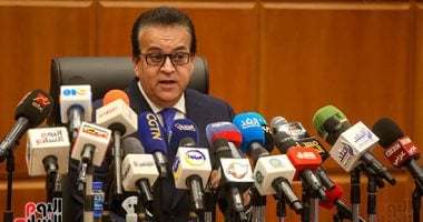 بدء مؤتمر وزير التعليم العالى للإعلان عن بدء التجارب السريرية للقاح كورونا المصرى