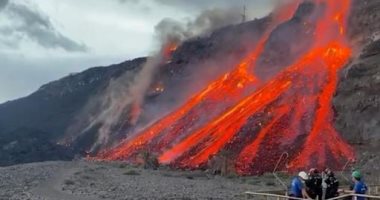 بركان لابالما يدمر شاطئ لوس جيريس ويشكل دلتا جديدة.. والحزن يسيطر على راكبى الأمواج ..فيديو